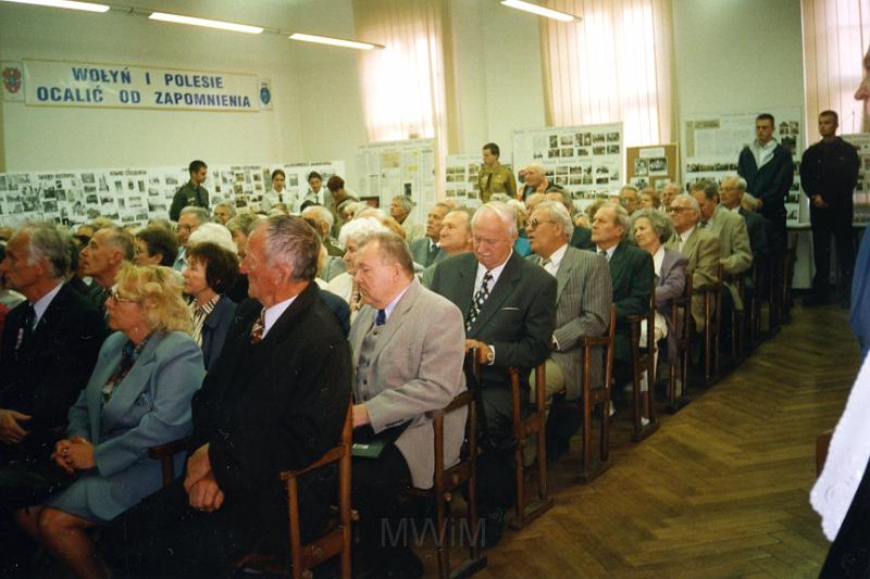 KKE 3323.jpg - Wystawa " Ocalić od zapomnienia" z okazji odsłoniecia tablicy w kościele NSPJ, Olsztyn, 1999 r.